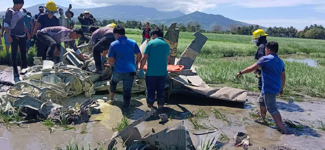 Two Philippine air force pilots killed in crash