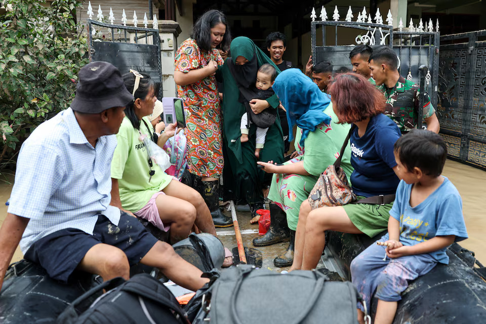 [3/10]People evacuate from a flooded residential area following heavy rains in Bekasi, on the outskirts of Jakarta, Indonesia, March 4, 2025. Photo: Reuters