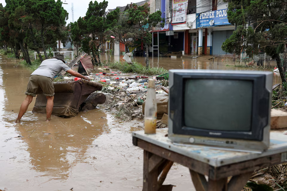 [4/10]A man saves his goods as floods hit the residential area following heavy rains in Bekasi, on the outskirts of Jakarta, Indonesia, March 4, 2025. REUTERS/Ajeng Dinar Ulfiana Purchase Licensing Rights, opens new tab