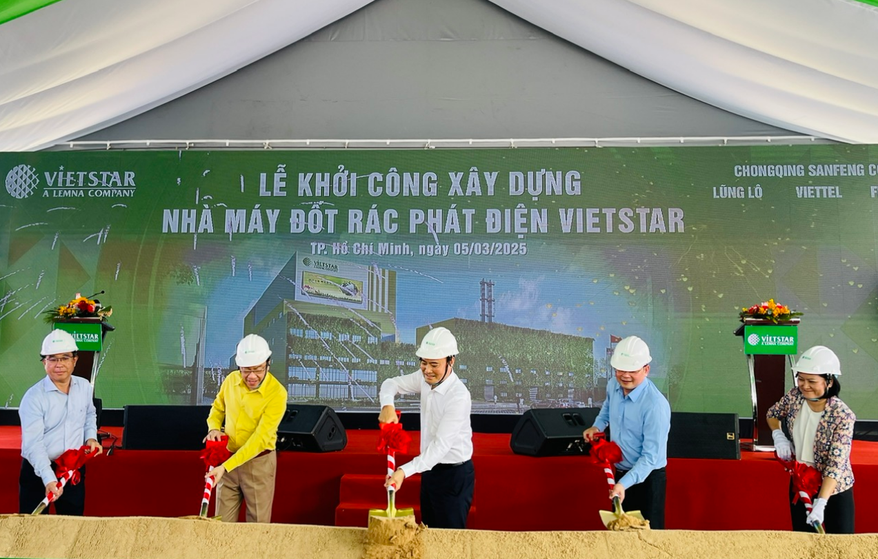 Representatives of the Ho Chi Minh City People’s Committee and Vietstar Joint Stock Company make a symbolic gesture to break ground for a waste-to-energy project in Cu Chi District on March 5, 2025. Photo: Le Phan / Tuoi Tre