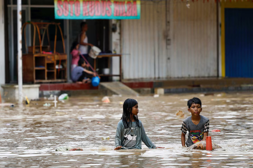 [9/10]Children wade through water in a flooded residential area following heavy rains in Bekasi, on the outskirts of Jakarta, Indonesia, March 4, 2025. Photo: Reuters