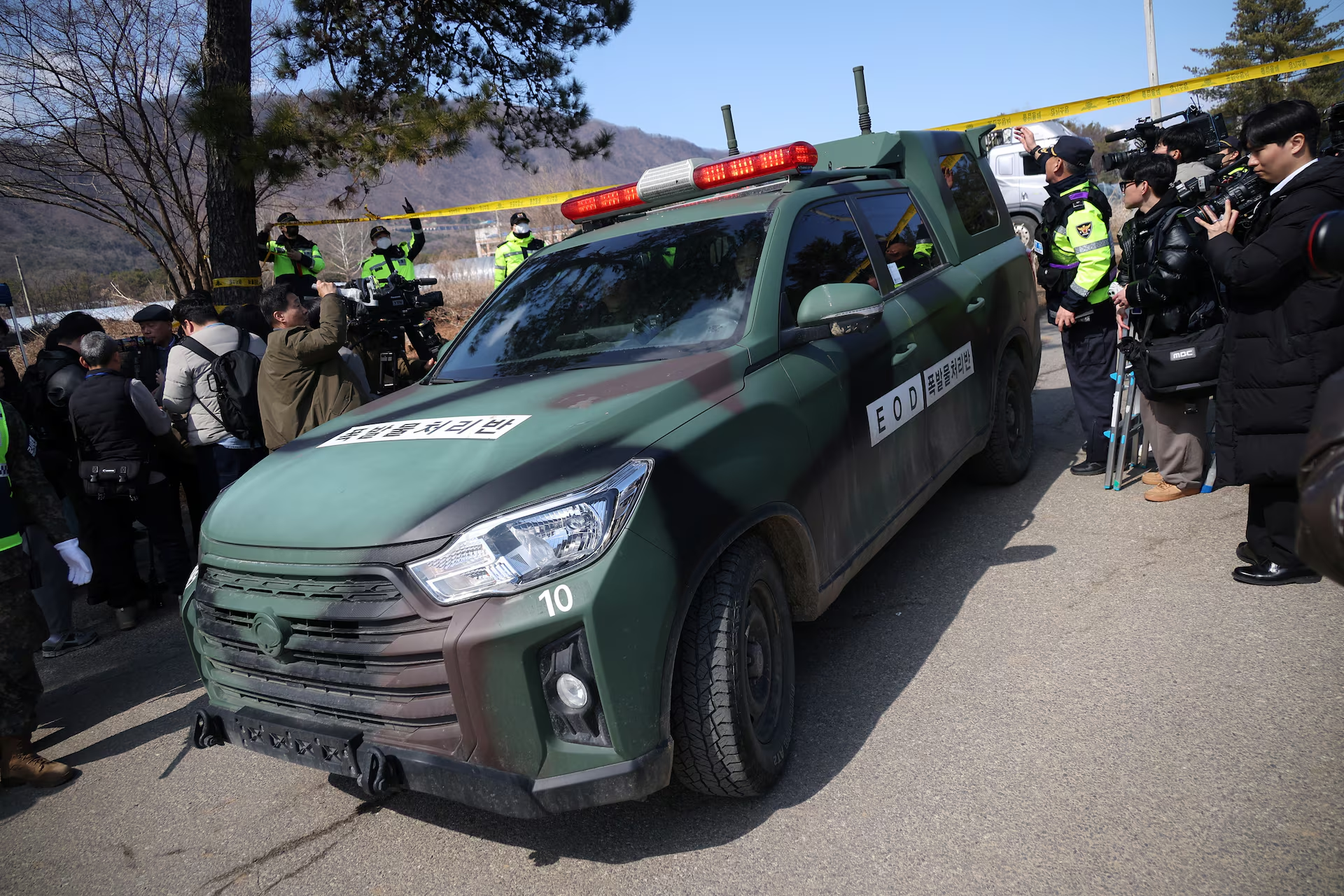 A vehicle of the Explosive Ordnance Disposal (EOD) team drives past a cordon after Mk82 bombs fell outside the shooting range during joint live-fire exercises near the demilitarized zone separating two Koreas in Pocheon, South Korea, March 6, 2025. Photo: Reuters