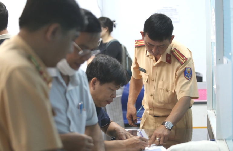 What is the procedure for issuing, renewing international driving permits in Vietnam?