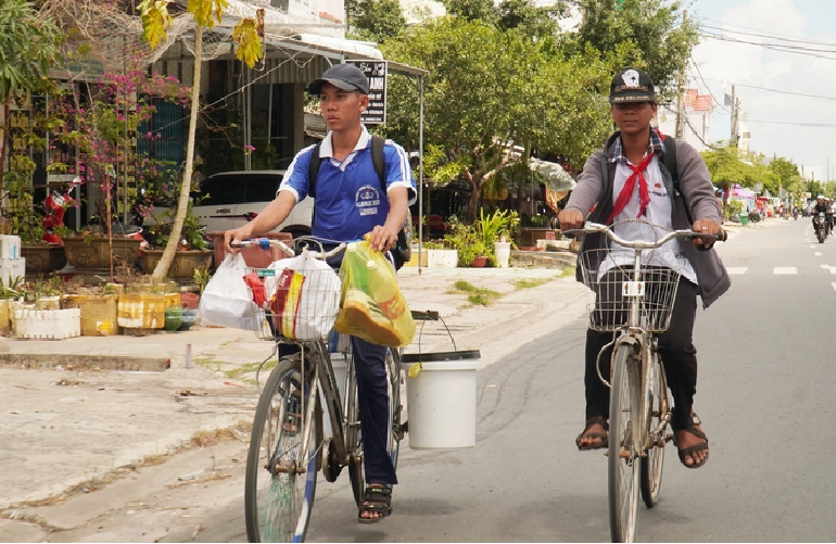 Vietnamese student collects leftover food, scrap metal on way home from school to support family