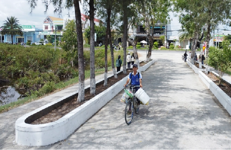 Do uses his bicycle to carry scrap metal and containers of leftover food. Photo: Thanh Huyen / Tuoi Tre