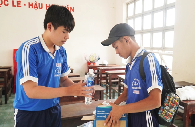 Do’s classmate collects used plastic bottles for him to sell to earn money for his education. Photo: Thanh Huyen / Tuoi Tre