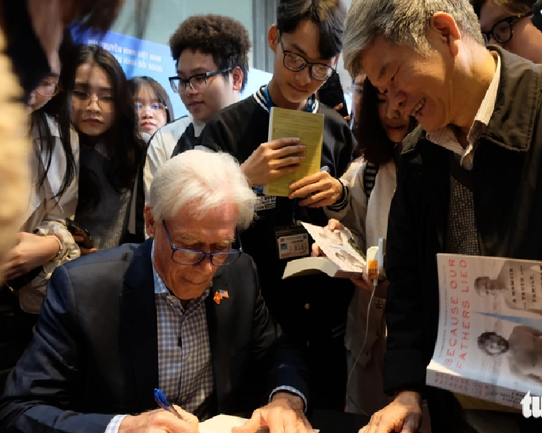 Craig McNamara brought several copies of his book to Vietnam to give to Vietnamese readers. Photo: Dau Dung / Tuoi Tre