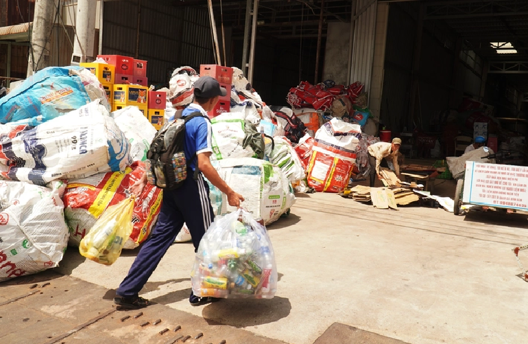 Do sells the collected plastic bottles to a scrap metal shop close to his school. Photo: Thanh Huyen / Tuoi Tre