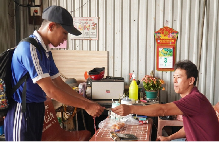 Do uses the VND15,000 (US$0.6) he earns from selling scrap metal to buy rice for his family. Photo: Thanh Huyen / Tuoi Tre