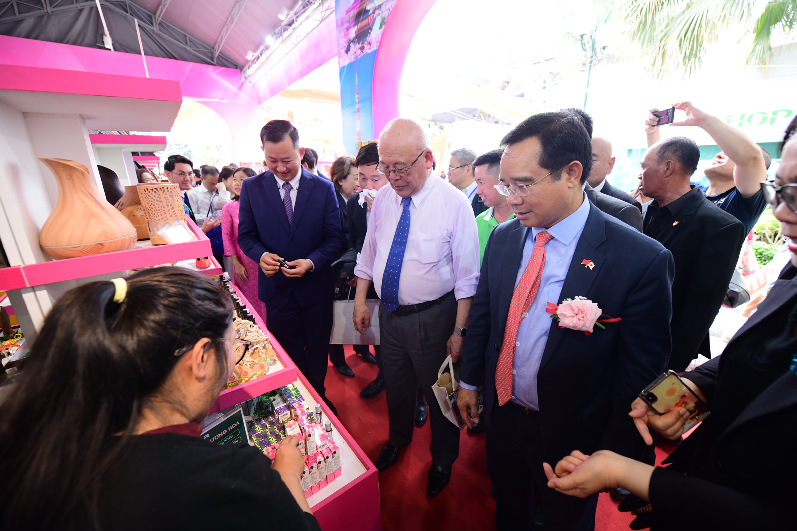 Distinguished guests visit the Ho Chi Minh City Pavilion at the 10th Japan Vietnam Festival in Ho Chi Minh City on March 8, 2025. Photo: Quang Dinh / Tuoi Tre