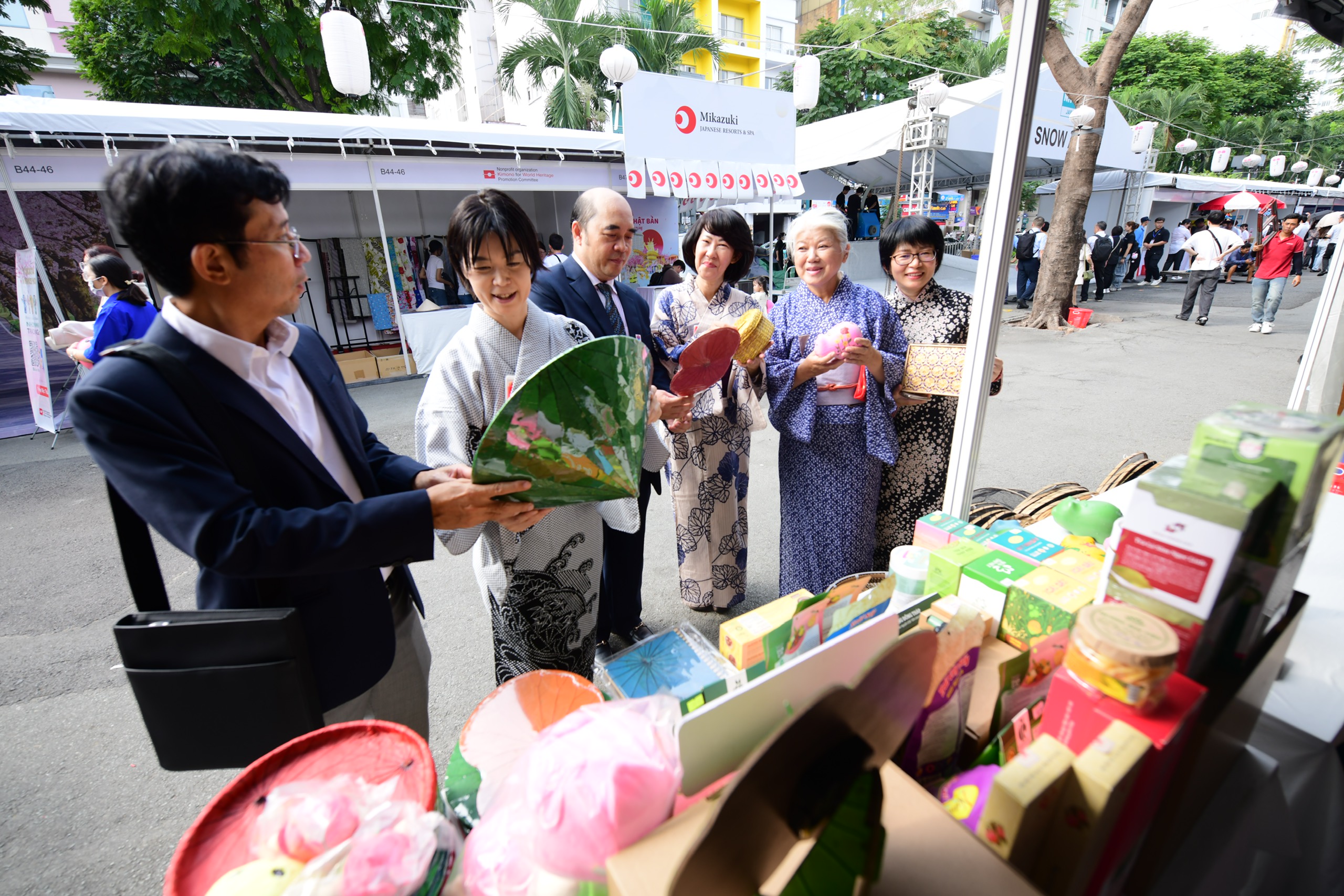 Tran Xuan Toan (left), deputy editor-in-chief of Tuoi Tre (Youth) Newspaper, introduces a Vietnamese conical hat to guests at the Vietnam-Japan Friendship Association in Ho Chi Minh City’s booth at the 10th Japan Vietnam Festival on March 8, 2025. Photo: Quang Dinh / Tuoi Tre News