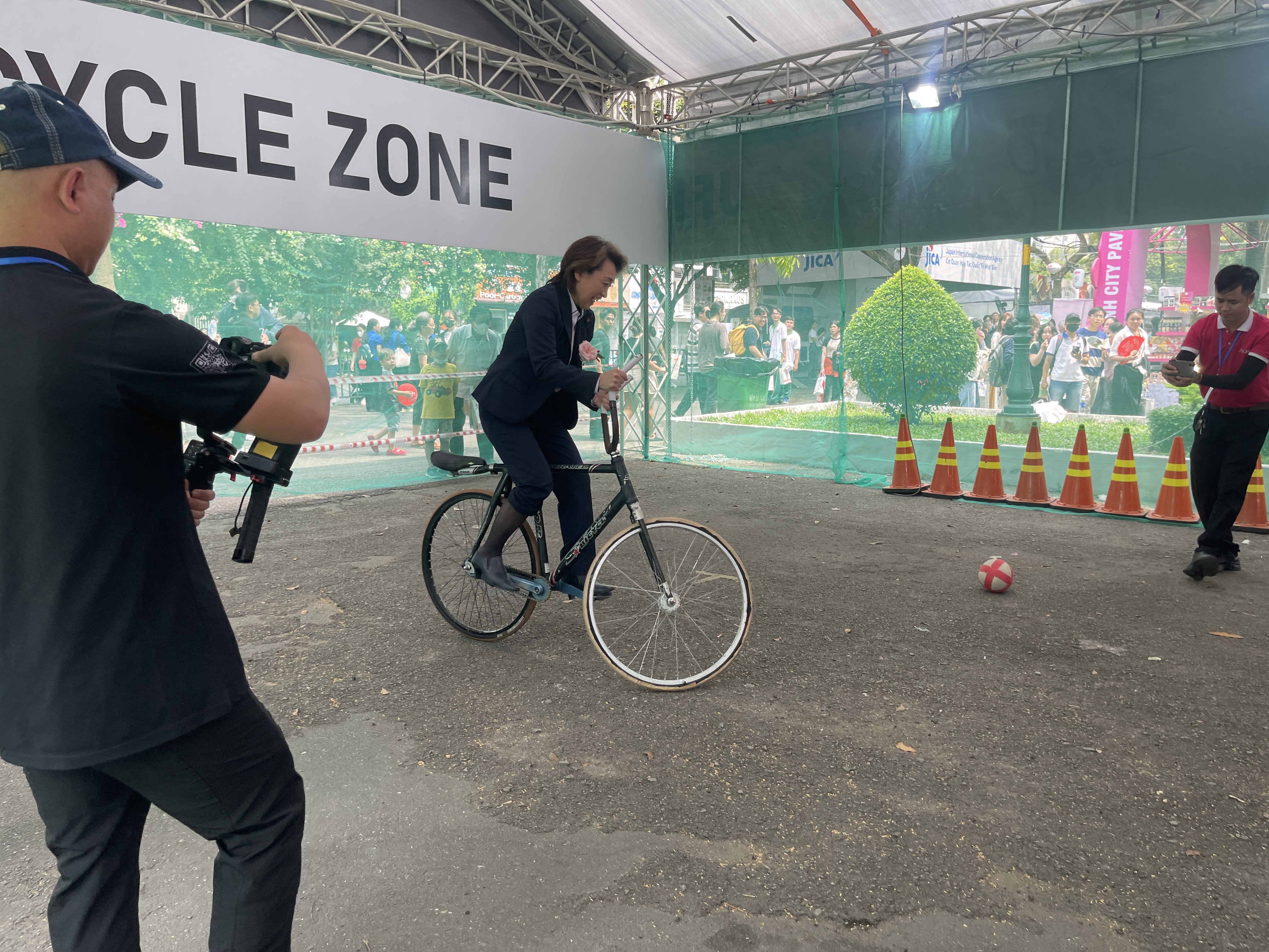 Seiko Hashimoto, chairperson of the Japan-side JVF Organizing Committee, rides a bicycle in the bicycle zone at the 10th Japan Vietnam Festival in Ho Chi Minh City on March 8, 2025. Photo: Dong Nguyen / Tuoi Tre News