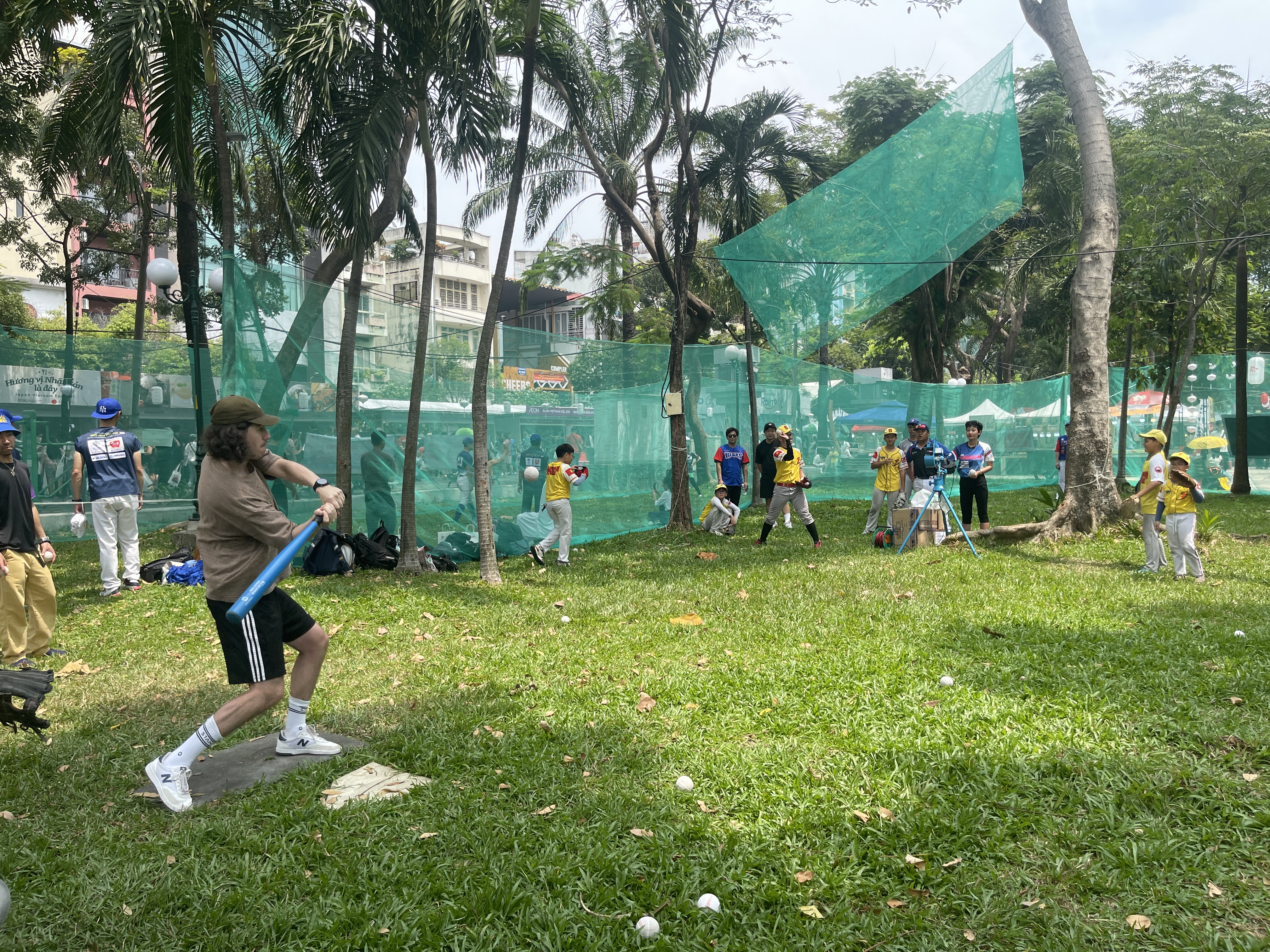 A visitor practices baseball at the 10th Japan Vietnam Festival in Ho Chi Minh City on March 8, 2025. Photo: Dong Nguyen / Tuoi Tre News