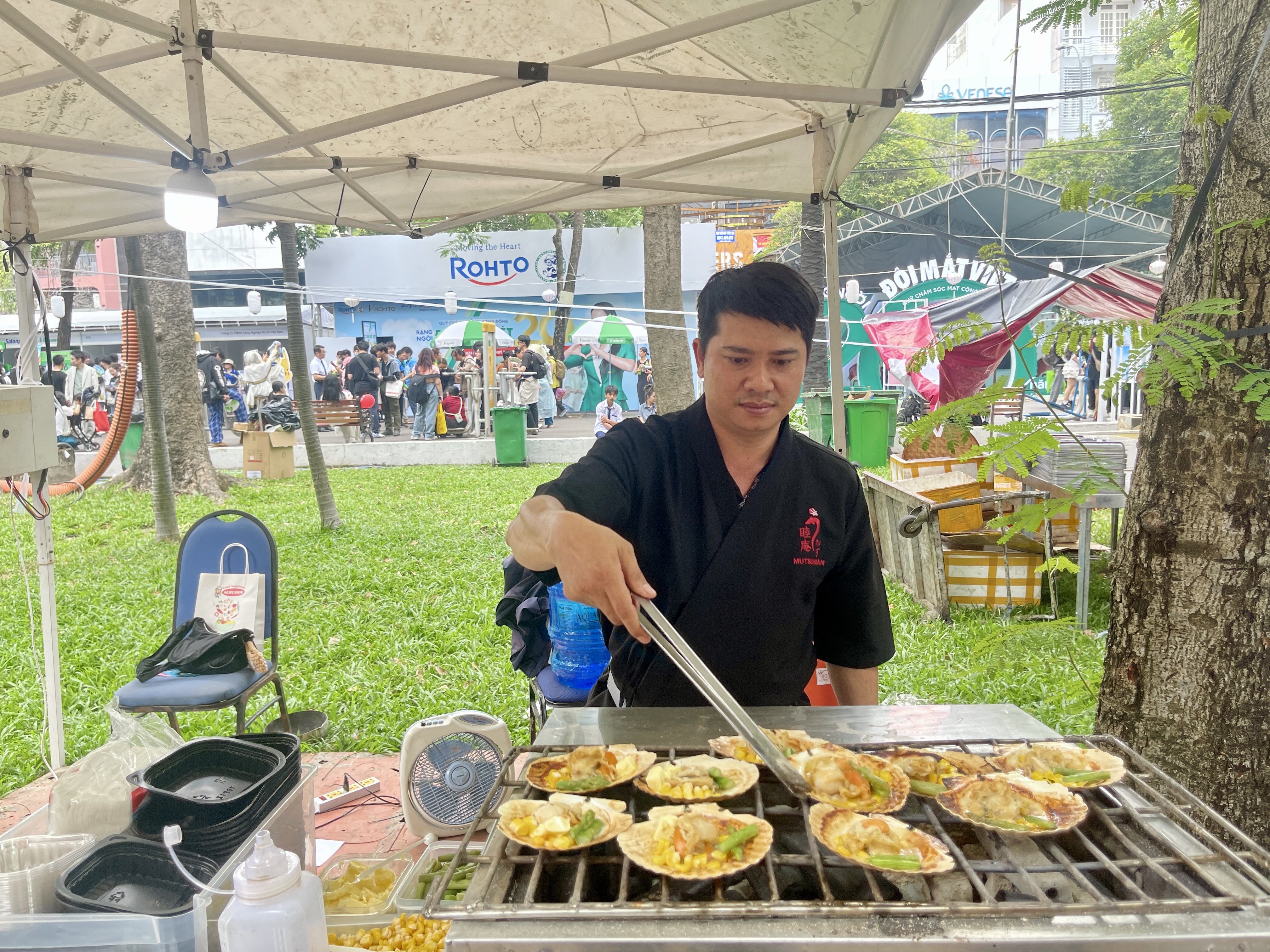 A chef grills scallops at a booth at the 10th Japan Vietnam Festival in Ho Chi Minh City on March 8, 2025. Photo: Dong Nguyen / Tuoi Tre News