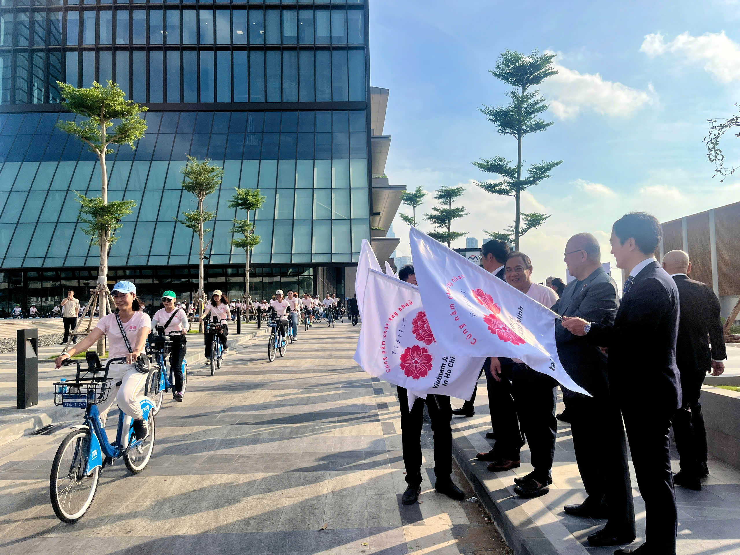 The opening cycling event of the 10th Japan Vietnam Festival gathers approximately 100 participants, including Ho Chi Minh City officials, civil servants, and some professional cyclists, Ho Chi Minh City, March 8, 2025. Photo: N.T.