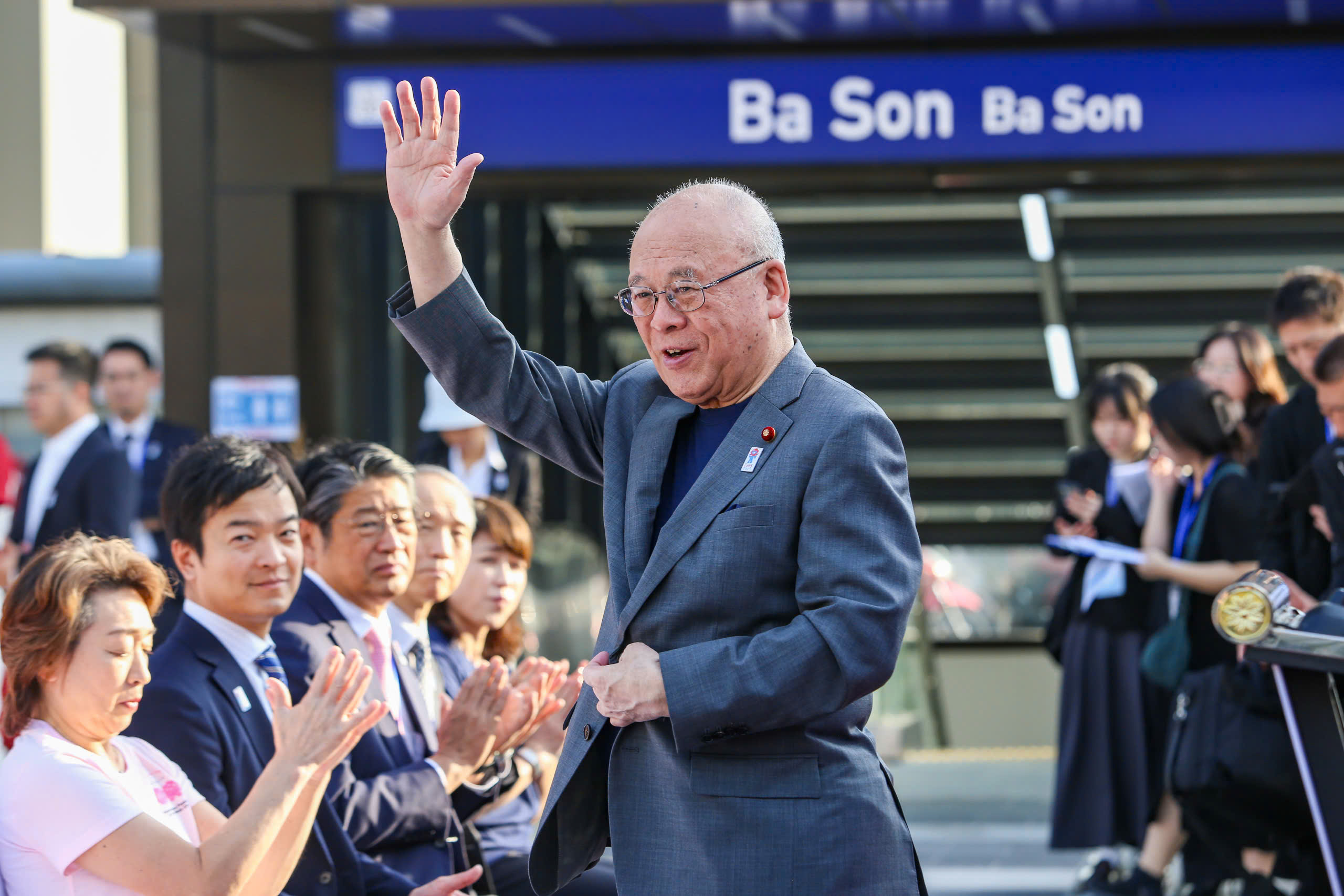 Takebe Tsutomu, special advisor to the Japan-Vietnam Friendship Parliamentary Alliance, attends the cycling event, Ho Chi Minh City, March 8, 2025. Photo: Thanh Dinh / Tuoi Tre