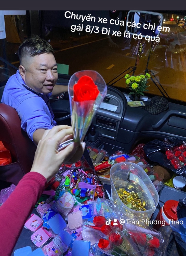 A female passenger of bus route 72 in Ho Chi Minh City shares a social media post featuring her gift, including a flower, given by driver Le Xuan Huy on March 8, 2025, for International Women’s Day. Photo: Supplied