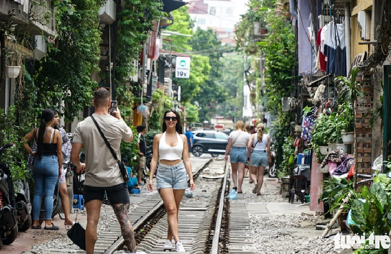 Hanoi tourism dept requires not arranging tours to trackside café street