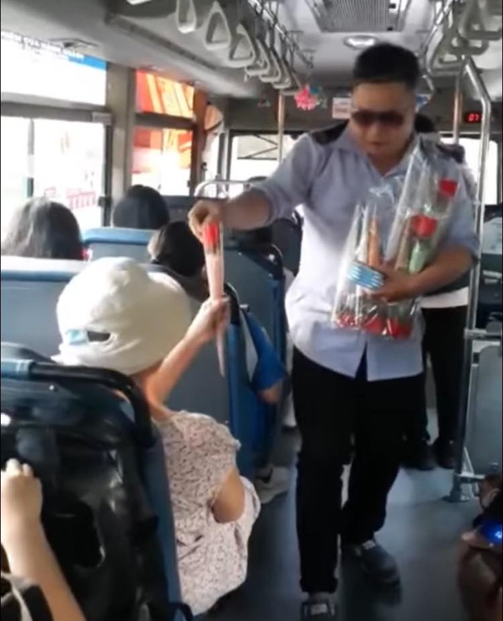 Ho Chi Minh City’s generous bus driver brings joy to women on March 8