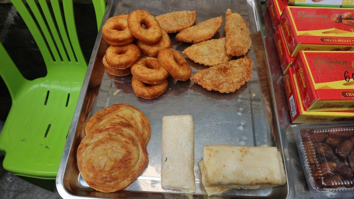 Hanampệh (in white), a traditional Muslim cake filled with dried shrimp, jicama, and wood ear mushrooms, bears a resemblance to ‘banh xeo’ (Vietnamese sizzling crepes). Photo: Nguyen Hoang Tuan / Tuoi Tre