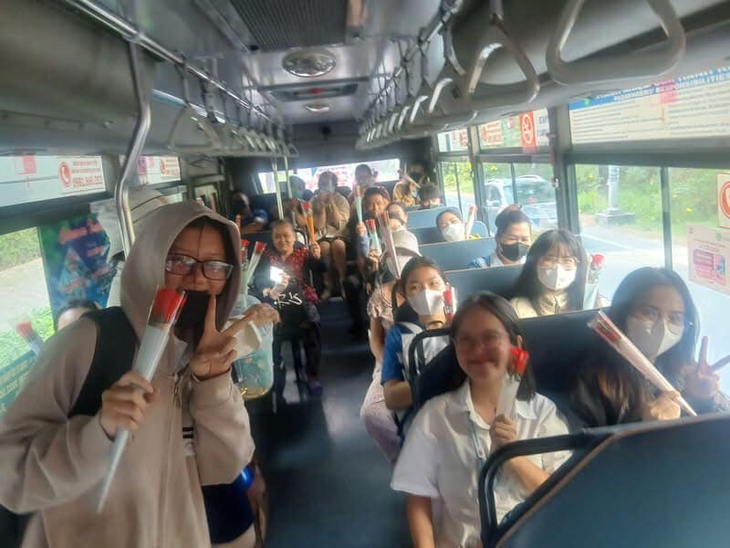 Female passengers proudly display their gifts on bus route 72 in Ho Chi Minh City, presented by driver Le Xuan Huy on March 8, 2025, to celebrate International Women’s Day. Photo: Supplied