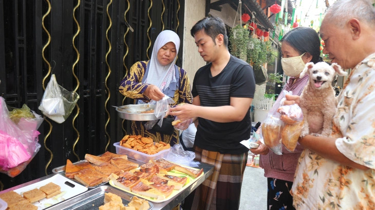 Hasan’s Muslim cake stall is bustling with customers at the Ramadan culinary market in District 8, Ho Chi Minh City. Photo: Nguyen Hoang Tuan / Tuoi Tre