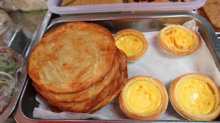 Plata (L), a distinctive Muslim flatbread, is displayed for sale at the Ramadan culinary market in District 8, Ho Chi Minh City. Photo: Nguyen Hoang Tuan / Tuoi Tre