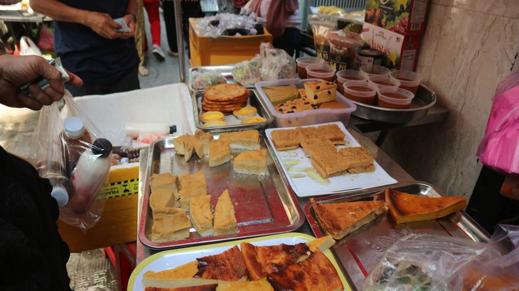 An assortment of traditional Muslim cakes displayed at Hasan’s stall in the Ramadan culinary market, District 8, Ho Chi Minh City. Photo: Nguyen Hoang Tuan / Tuoi Tre