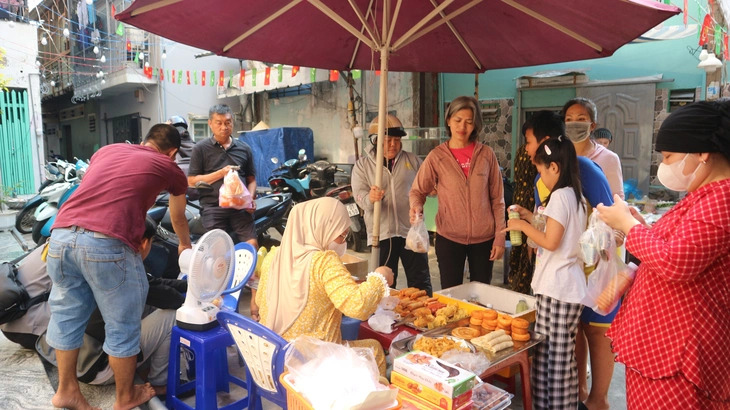 A stall selling Muslim cakes, bustling with customers at the Ramadan culinary market in District 8, Ho Chi Minh City, Vietnam. Photo: Nguyen Hoang Tuan / Tuoi Tre