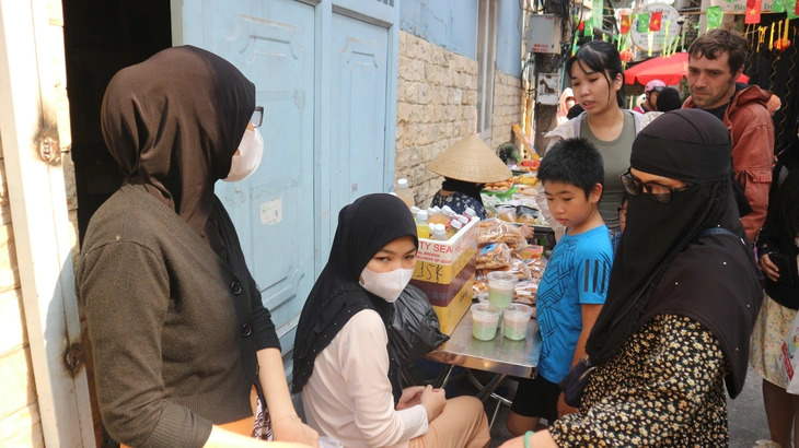 A Muslim cake stall that attracts not only Vietnamese and Muslim residents but also foreign visitors at the Ramadan culinary market in District 8, Ho Chi Minh City, Vietnam. Photo: Nguyen Hoang Tuan / Tuoi Tre