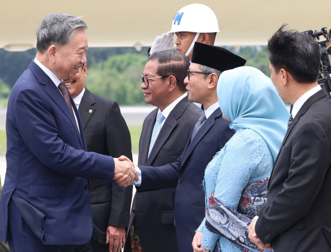 Party General Secretary To Lam (L) shakes hands with Indonesian officials. Photo: Vietnam News Agency