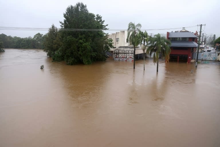 Floods hit eastern Australia, 190,000 properties blacked out