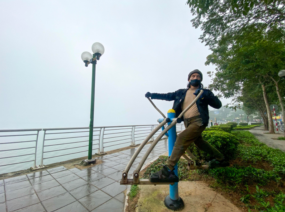 A resident does exercise near the iconic West Lake in Hanoi on March 10, 2025. Photo: Chi Tue / Tuoi Tre