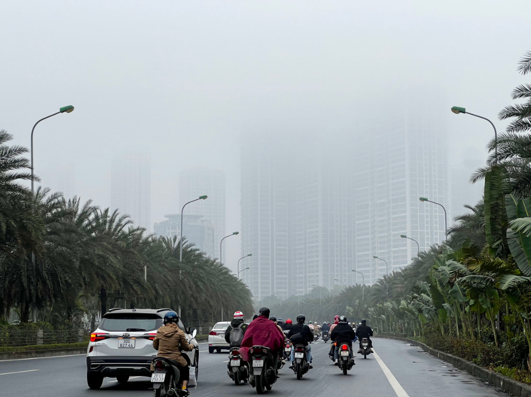 Dense fog covers Hanoi on March 10, 2025. Photo: Nam Tran / Tuoi Tre