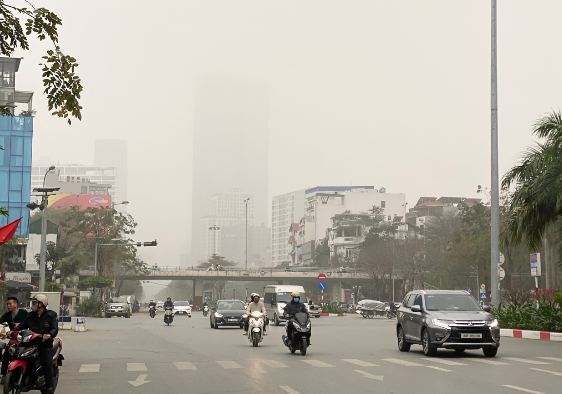 A high-rise building in Hanoi shrouded by thick mist on March 10, 2025. Photo: Chi Tue / Tuoi Tre