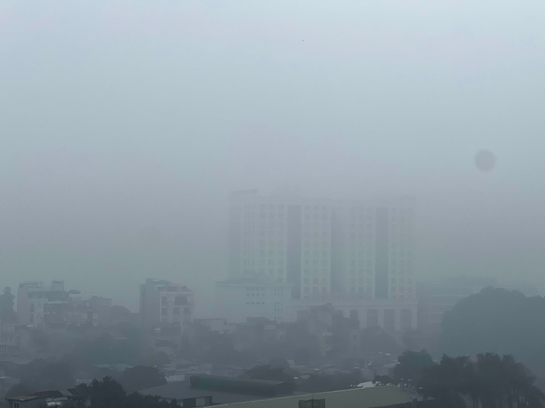 The sky over Hanoi is shrouded in mist. Photo: Nam Tran / Tuoi Tre