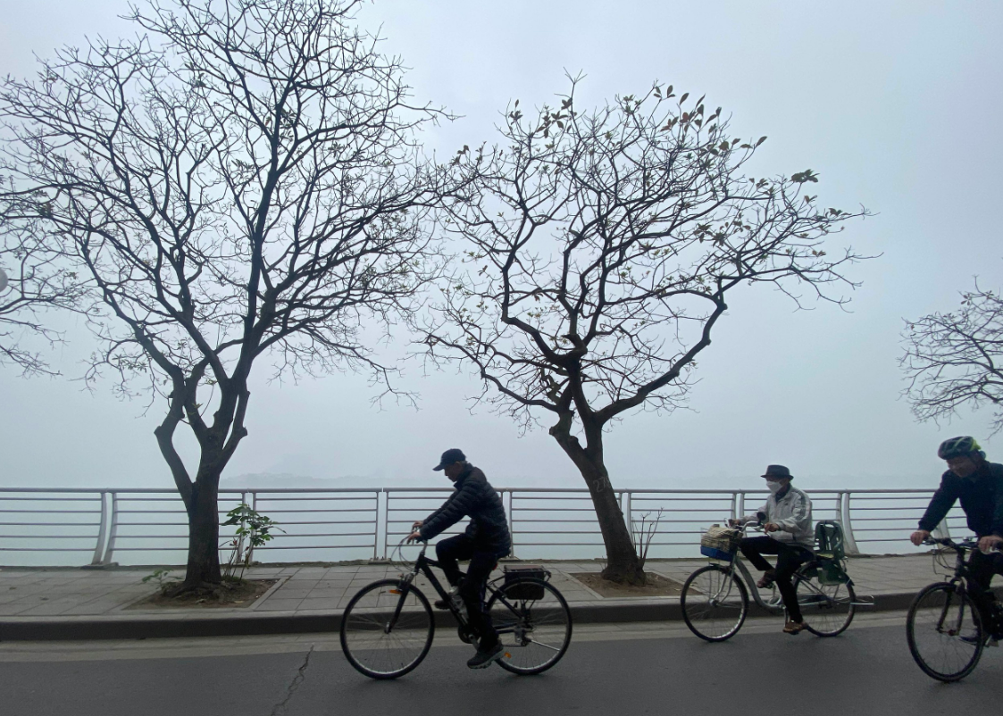 Fog covers Hanoi at 11:00 am on March 10, 2025. Photo: Chi Tue / Tuoi Tre