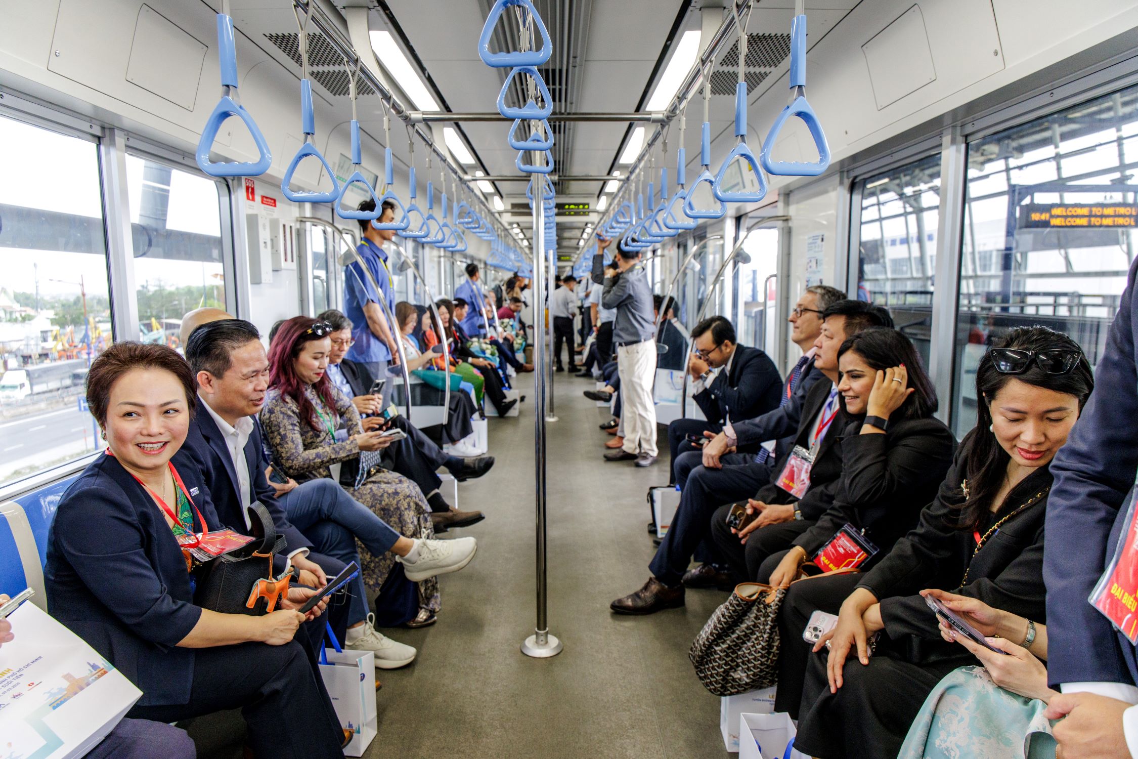 Ho Chi Minh City metro passengers can now pay for tickets with Visa cards