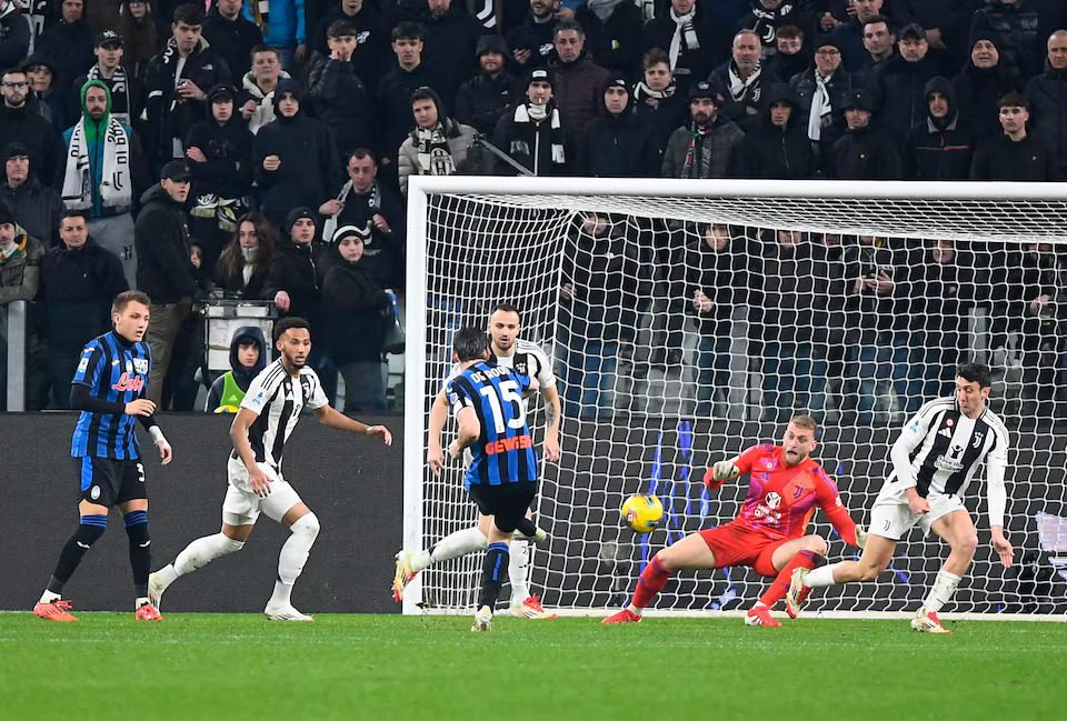 [2/4]Soccer Football - Serie A - Juventus v Atalanta - Allianz Stadium, Turin, Italy - March 9, 2025 Atalanta's Marten de Roon scores their second goal past Juventus' Michele Di Gregorio. Photo: Reuters