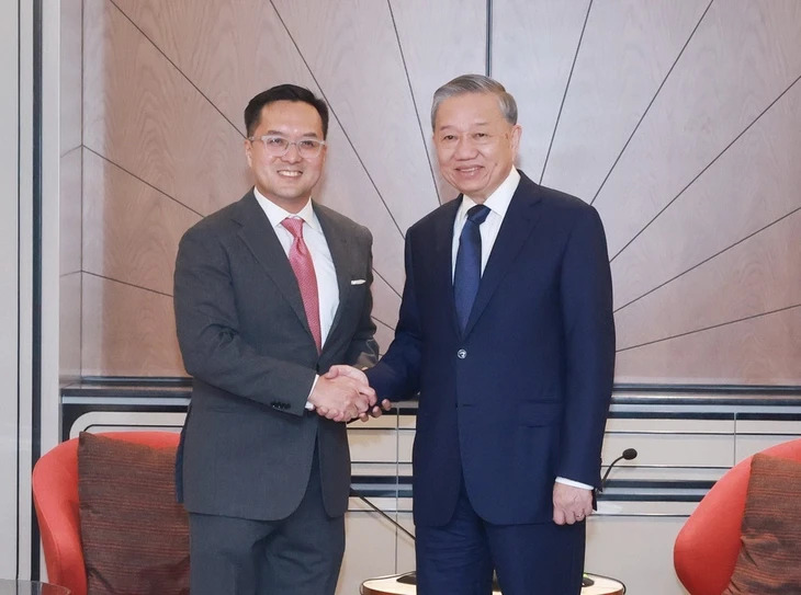 Vietnamese Party General Secretary To Lam (R) shakes hands with Patrick Walujo, CEO of Indonesia’s PT GoTo Gojek Tokopedia, during their meeting in Jakarta, March 9, 2025. Photo: VNA