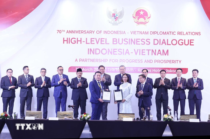 Vietnam’s Party General Secretary To Lam and senior officials from Vietnam and Indonesia witness the signing of cooperation agreements between businesses of both nations, Jakarta, Indonesia, March 10, 2025. Photo: Vietnam News Agency