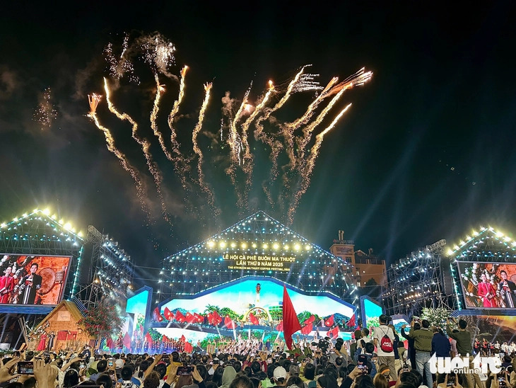 A fireworks display lights up the sky during the opening ceremony of the ninth Buon Ma Thuot Coffee Festival 2025 in Buon Ma Thuot City, Dak Lak Province, in Vietnam’s Central Highlands on March 10, 2025. Photo: The The / Tuoi Tre