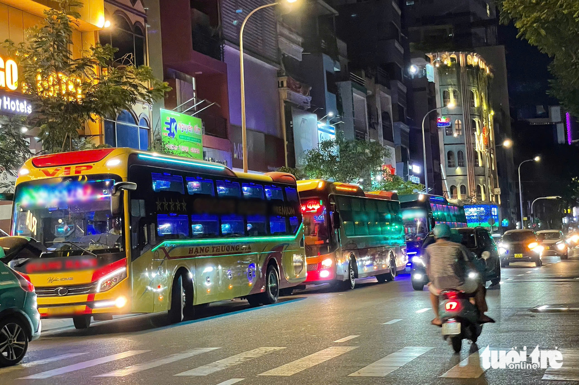 Authorities tighten handling of passenger buses parking chaotically in downtown Ho Chi Minh City