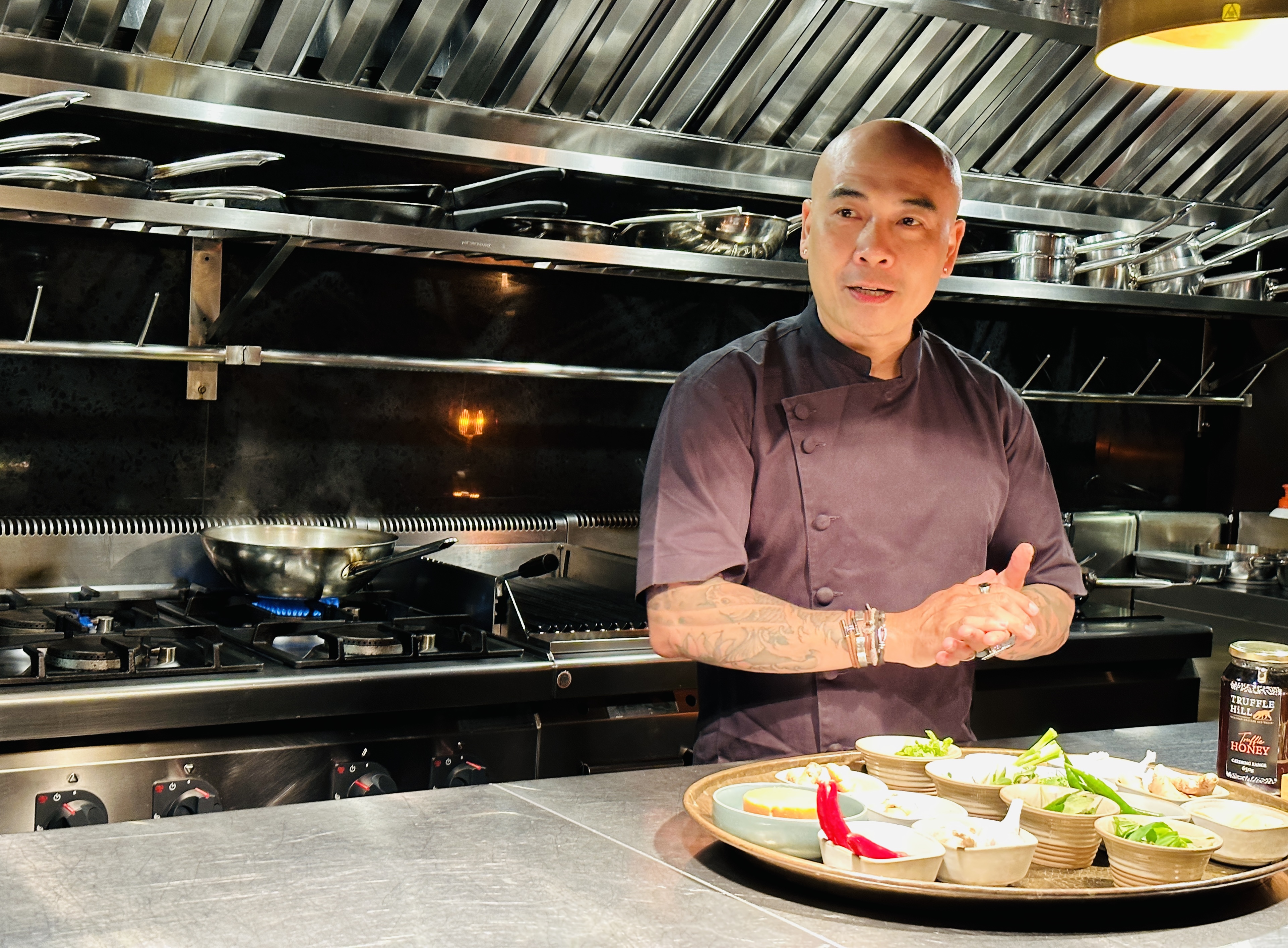 Chef Ngo Thanh Hoa introduces Vietnamese and Australian ingredients to cook a dish at the media launch of the Taste of Australia 2025 in District 3, Ho Chi Minh City on March 11, 2025. Photo: Tieu Bac / Tuoi Tre News