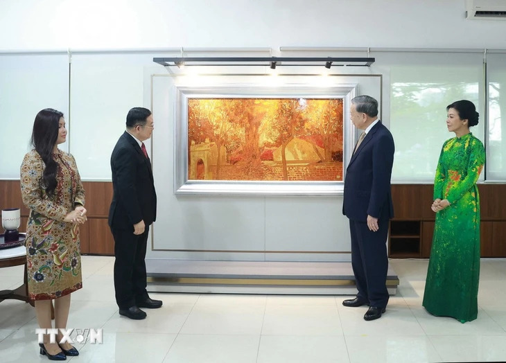 Vietnamese Party General Secretary To Lam and his spouse (R) present a painting to the ASEAN Secretariat’s tradition room at its headquarters in Jakarta, Indonesia, on March 10, 2025. Photo: VNA