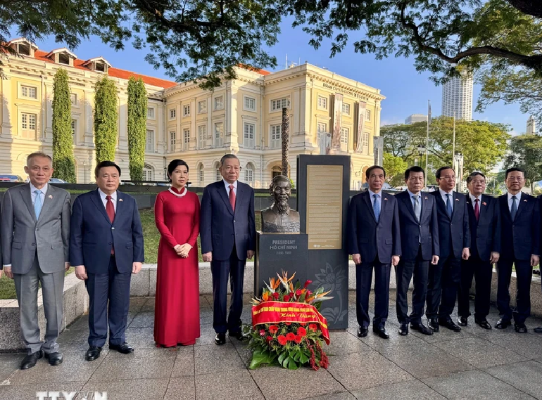 Singaporean orchid species named after Vietnamese Party chief, spouse