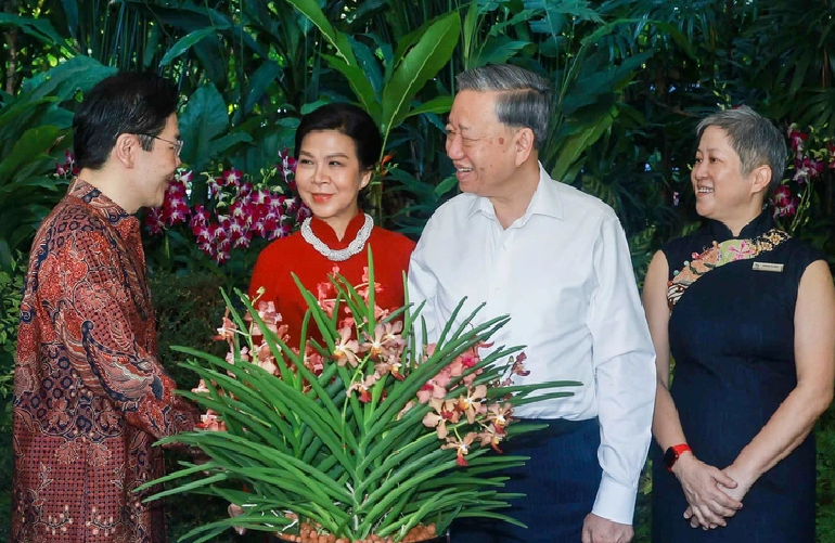 Party General Secretary To Lam (R, 2nd), his spouse Ngo Phuong Ly (L, 2nd), and Singaporean Prime Minister Lawrence Wong (L) at the orchid naming ceremony in Singapore, March 12, 2025. Photo: Vietnam News Agency