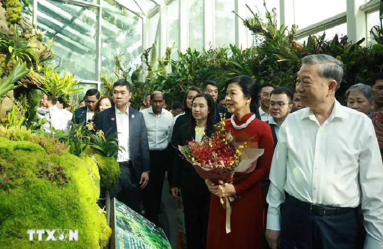 Party General Secretary To Lam, his spouse Ngo Phuong Ly, and a high-ranking Vietnamese delegation visit the Singapore Botanic Gardens in Singapore, March 12, 2025. Photo: Vietnam News Agency