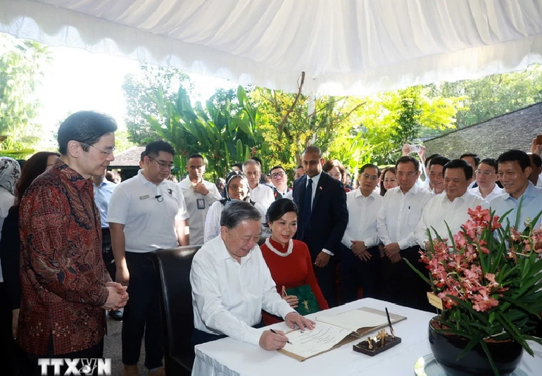 Party General Secretary To Lam writes on the guest book at the Singapore Botanic Gardens in Singapore, March 12, 2025. Photo: Vietnam News Agency