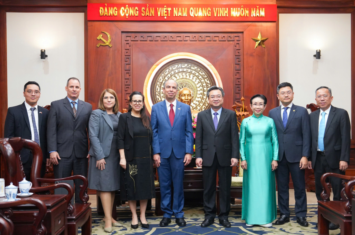 Deputy Party Secretary of Ho Chi Minh City Nguyen Thanh Nghi (4th, right), Cuban Ambassador to Vietnam Rogelio Polanco Fuentes (5th, right) and other representatives pose for a photo on March 11, 2025. Photo: Huu Hanh / Tuoi Tre